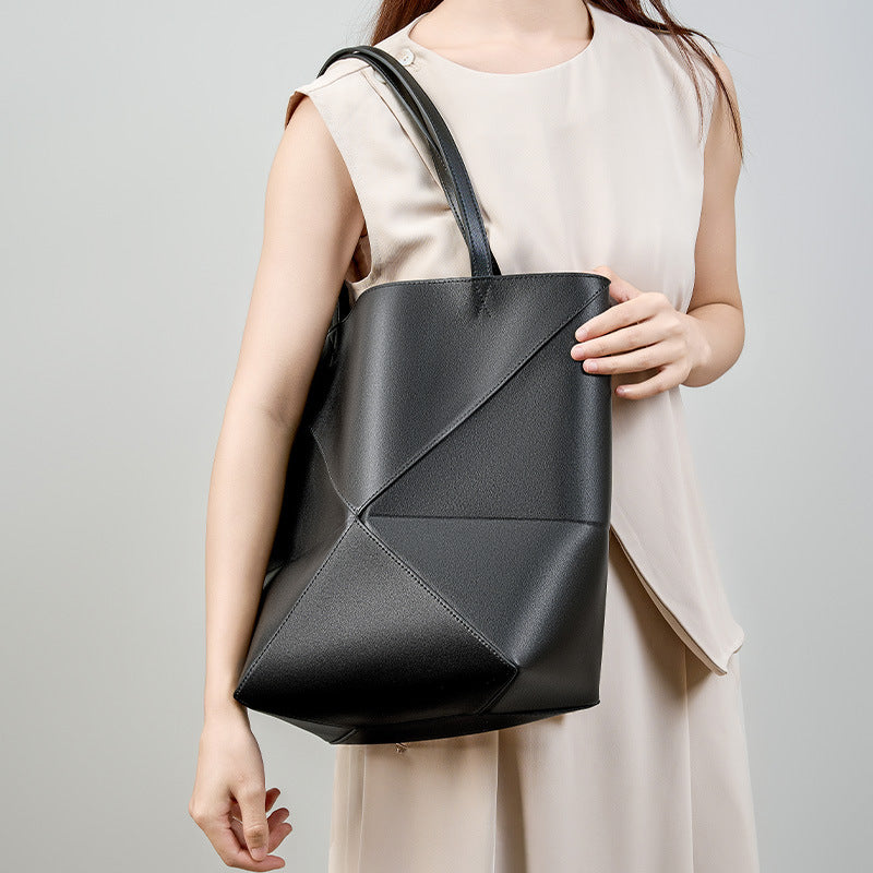 Large capacity single shoulder geometric splicing folding bucket bag